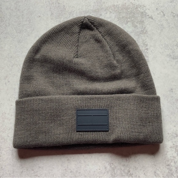 Tommy Hilfiger Unisex Grey Beanie Blue Logo One Size NWT - Picture 1 of 7
